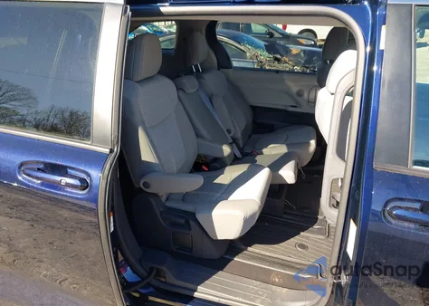 2022 Toyota Sienna Le z USA, uszkodzony, nr VIN 5TDKRKEC8NS077376